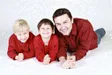 Un padre tumbado junto a sus dos hijos